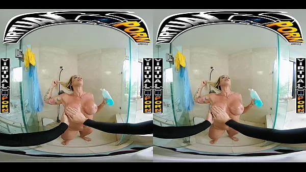 คลิปใหม่สุดเจ๋งBusty Blonde MILF Robbin Banx Seduces Step Son In Shower