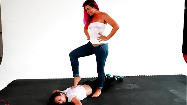 Nuove clip Hardcore Catfight w Facesitting - Succo di figa su tutto il viso fantastiche