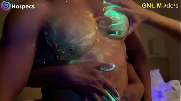 新しいGetting nipple played in psychedelic coloursクールなクリップ