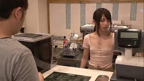 新不戴胸罩！？小乳房美容店员兴奋地工作而没有注意到僵硬的乳头...尽管乳房小，但胸部敞开的店员。但是她的胸尖上有一个尖锐的乳头！男人眼里只有她...[第3部分酷的剪辑
