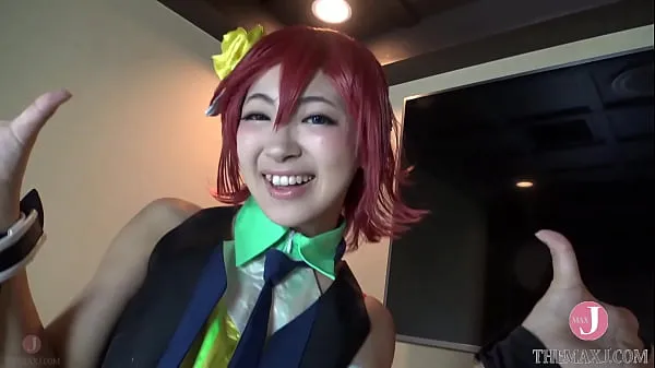 新她就是这样，穿着可爱的COSPLAY服装，在摄影棚里一直到最后一分钟，她都在慢慢地拍酷的剪辑
