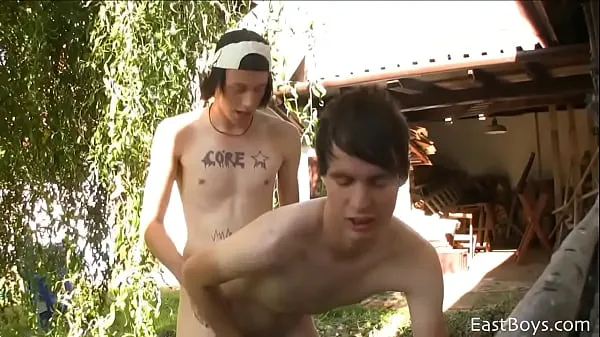 De nouveaux clips Village Boys - Baise bareback en plein air - Aiden et son copain sympas 