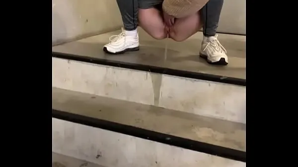 Clips nuevos en mi cumpleaños soy tan traviesa y orino en la escalera pública geniales