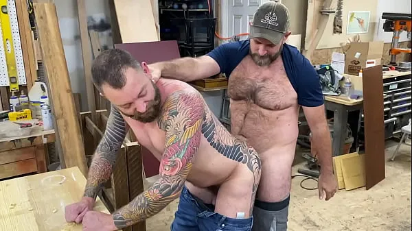 Yeni Some Warehouse workers getting down adn dirty in the workshop harika Klipler