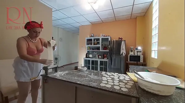 新しいヌーディストの家政婦、レジーナ・ノワールがキッチンで料理をしています。 裸のメイドが餃子を作ります。 裸の料理人。 裸の主婦が台所で夕食の準備をしています。 堕落した気まぐれな家政婦はパンティーなしで家で働いていますクールなクリップ