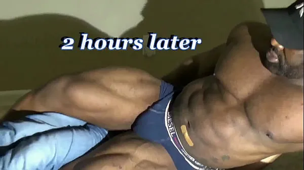 Nuove clip Un enorme bodybuilder alfa che domina un ragazzo magro fantastiche