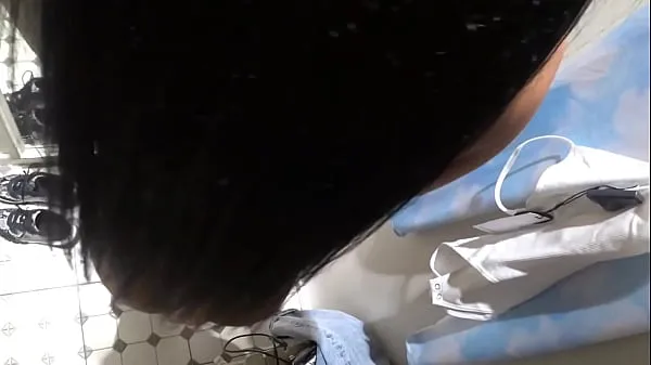 新在更衣室與我的放蕩女友公開做愛，並在她的嘴裡射精酷的剪辑