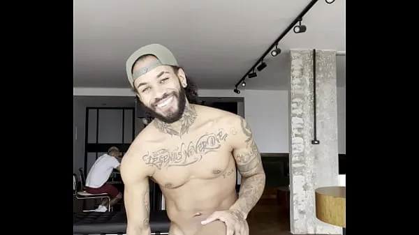 Nuove clip mostrando e masturbando il mio grosso cazzo con il mio amico fantastiche