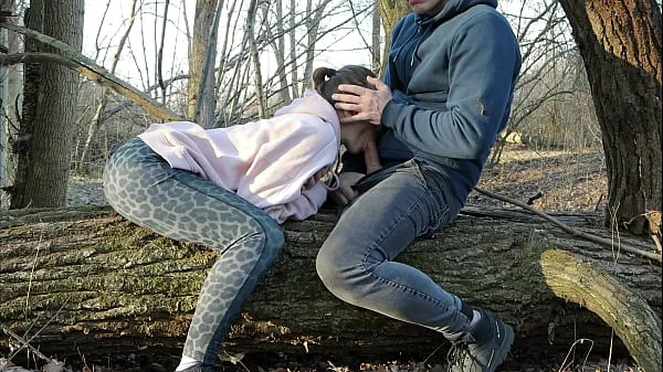 新紅婊子在她丈夫不在的時候在森林裡吮吸我的雞巴酷的剪辑