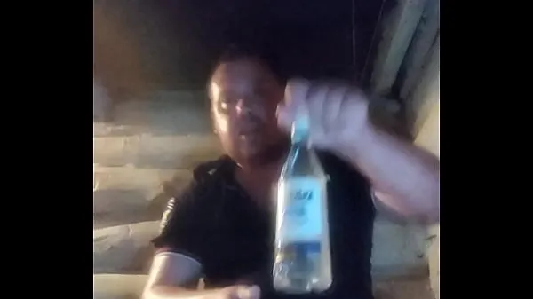 De nouveaux clips Un policier russe branle une bite avec une bouteille de dans le cul sympas 