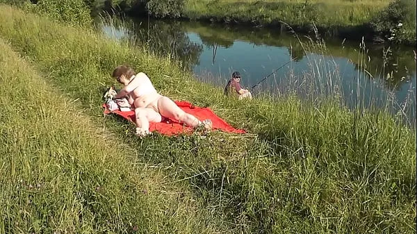 De nouveaux clips MILF sexy Frina sur la rive du fleuve se déshabille et prend un bain de soleil nue. Un pêcheur au hasard la surveillait et a finalement décidé de rejoindre une femme nue. Plage sauvage. Plage de nudistes. Nudité publique sympas 