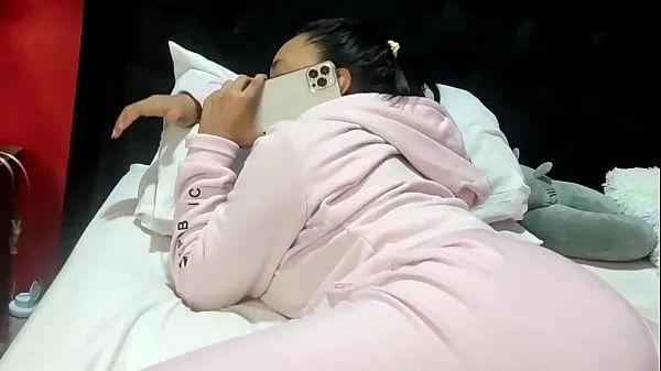 新继兄弟在手机上与男友说话时，他操了她的继承人酷的剪辑