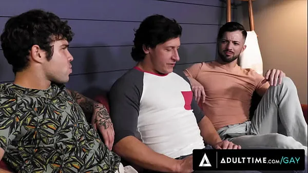 De nouveaux clips Lorsque Dalton Riley révèle à ses meilleurs amis gays Casey Everett et Joseph Castlian qu'il est bicurieux et complètement inexpérimenté, ils ne perdent pas de temps à le convaincre de baiser à sympas 