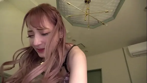 新你想搞砸嗎？ 最美麗的歌舞表演女孩，使他發瘋。 她有一個美麗的剃光貓，並噴了很多東西。 地板被她的噴出浸透了酷的剪辑