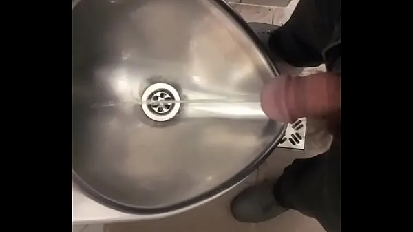 Novos Pissing in a public toilet clipes legais