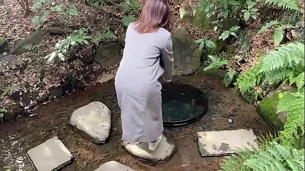 新新年参拜] 在著名的神社，de M护士在散步后拥抱时要求阴道射精酷的剪辑