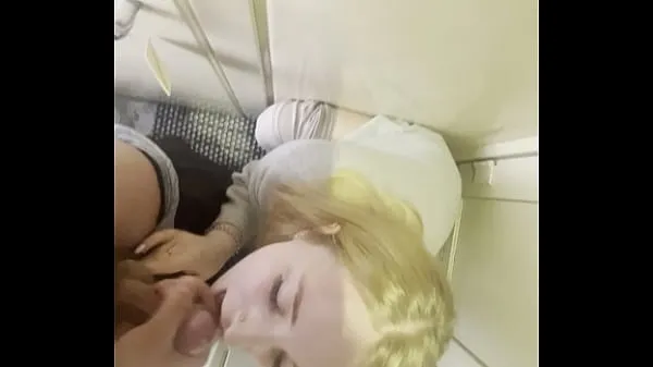 Новые Белокурую студентку трахают в общественном поезде - Рискованный секс с окончанием в рот крутые клипы