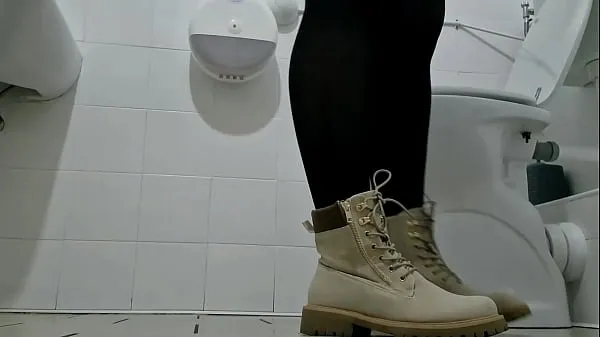 De nouveaux clips Grande collection de pipi dans les toilettes publiques sympas 