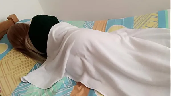 新我把我的大鸡巴放在她蓬松的臀部之间，当她意识到这一点时，我在没有避孕套的情况下将它插入她的体内......放学后他妈的酷的剪辑
