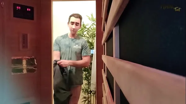 新当你是一个封闭的 GAY 继父时，有时在健身房或桑拿浴室会让人感到性挫败 - 想要有人吸吮我汗湿的热脚趾并舔我多汁的皱纹鞋底酷的剪辑