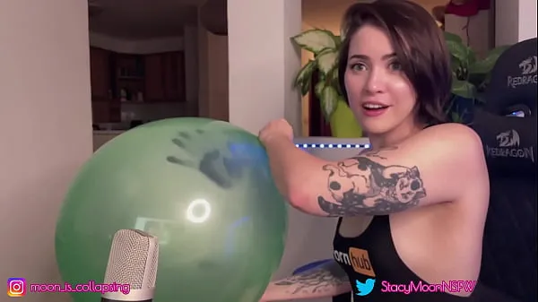 Inflando un gran globo verde