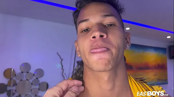 Új Thiago Moreira is back, to have some fun in our studio and receive a handjob and attention from Mr. Jobs. Lets not bore you with flexing this time, so we had Thiago stripped, oiled up and got to business attending his cock for a proper handjob. Lets see klassz klip