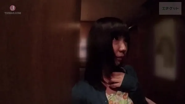 新她正在与男友约会，当他的目光离开她时，她被接走，并被直接带到了一家酒店酷的剪辑