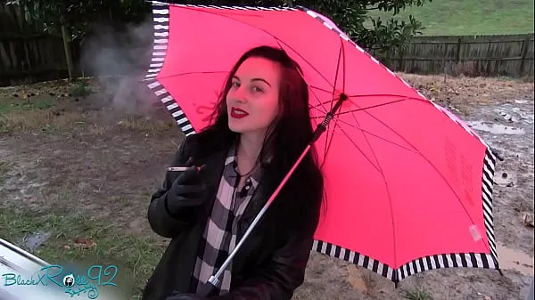 Yeni Leather Gloved Smoking In The Rain harika Klipler