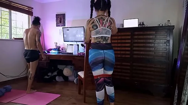 新训练后，我向您展示了我汗水的屁股，并眨眨眼我的肛门酷的剪辑
