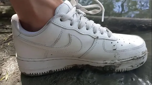 新这个小伙子用他的白色运动鞋 Nike Air Force One AF1 不穿袜子践踏泥土 这段同性恋色情视频是关于男孩在大自然中的恋足癖。 乔恩·阿尔廷 (Jon Arteen) 是一位炙手可热的亚洲双胞胎模特。 这位性感小伙穿着白色运动鞋，Nike Air Force One AF1，没有穿袜子。 没穿袜子的小伙子在脏兮兮的泥巴里玩耍，用脚践踏、跺脚、碾压、发出声音酷的剪辑