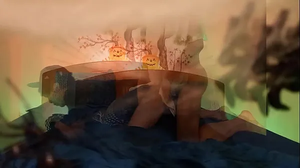 新Halloween 万圣节鬼操一个可爱的情绪化女男，呻吟着，精液深深地射进他紧致的屁眼里 在这段为万圣节制作的同性恋色情视频中，模特乔恩·阿尔廷 (Jon Arteen) 扮演幽灵和情绪化的女同性恋者。 通过电脑上的视频蒙太奇，您可以看到两个透明角色在床上进行同性性行为。 有无套性交、口交、自慰……卧室布置成万圣节主题：白网、黑蜘蛛、杰克南瓜头、绿灯、红灯……还有诡异的配乐酷的剪辑