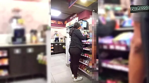 新我在商店等我的男朋友，但一个陌生人说服我录制视频。我希望我的男朋友不会因为避孕套破裂而发现我的阴户里有别人的精液酷的剪辑