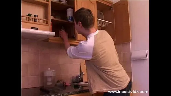 De nouveaux clips Maman mature et jeune homme sur la cuisine sympas 